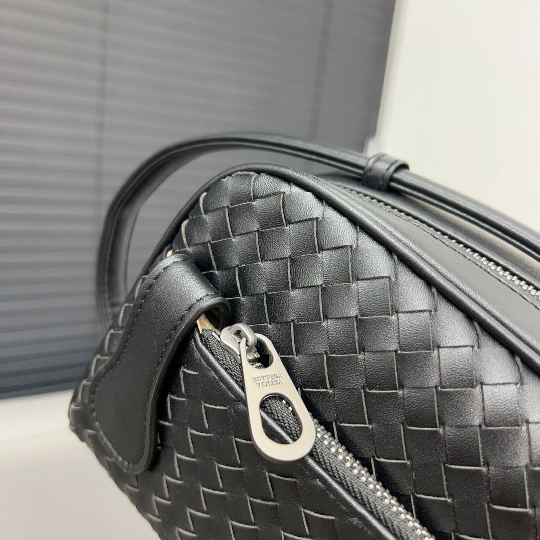 Bottega Veneta クラッチバッグ 化粧ポーチ おしゃれ ファション A26943