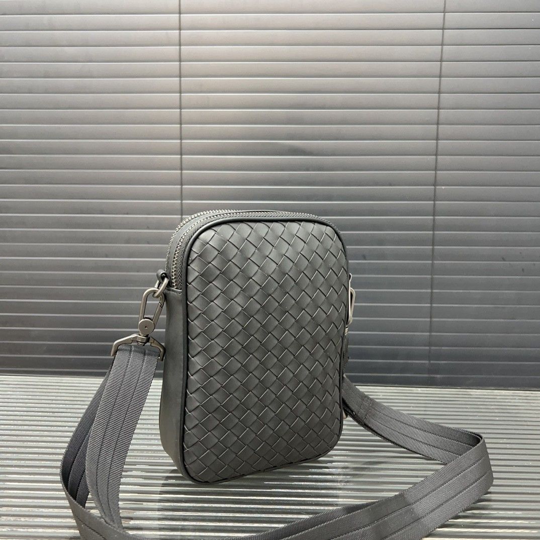 Bottega Veneta ショルダーバッグ 人気 メンズ向け A28650