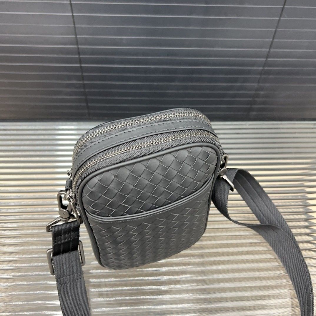 Bottega Veneta ショルダーバッグ 人気 メンズ向け A28650