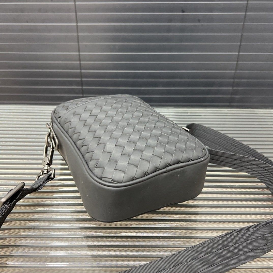 Bottega Veneta ショルダーバッグ 人気 メンズ向け A28650