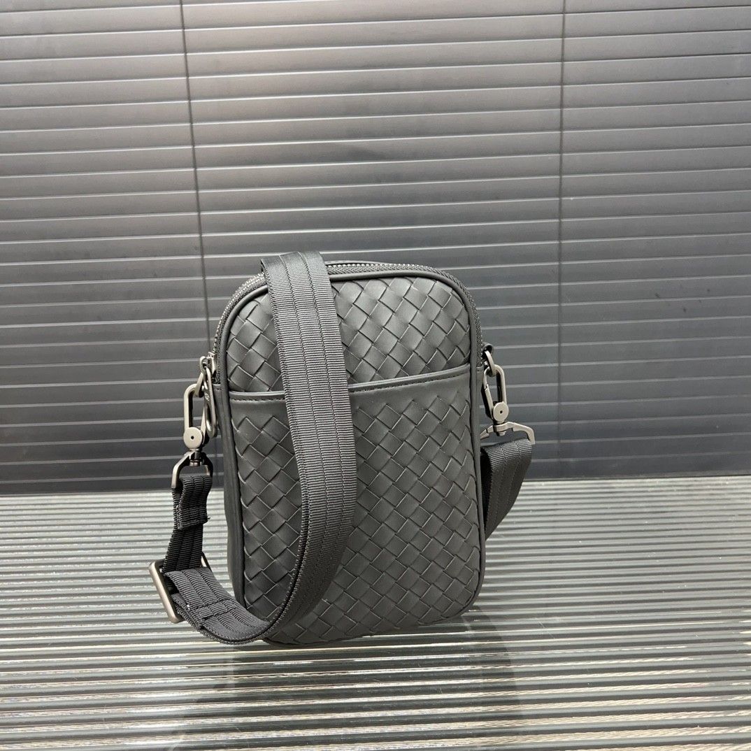 Bottega Veneta ショルダーバッグ 人気 メンズ向け A28650