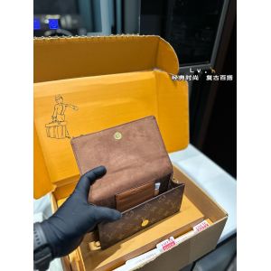 ルイヴィトン Lv Wallet On Chain Lily チェーンバッグ 可愛い A29423