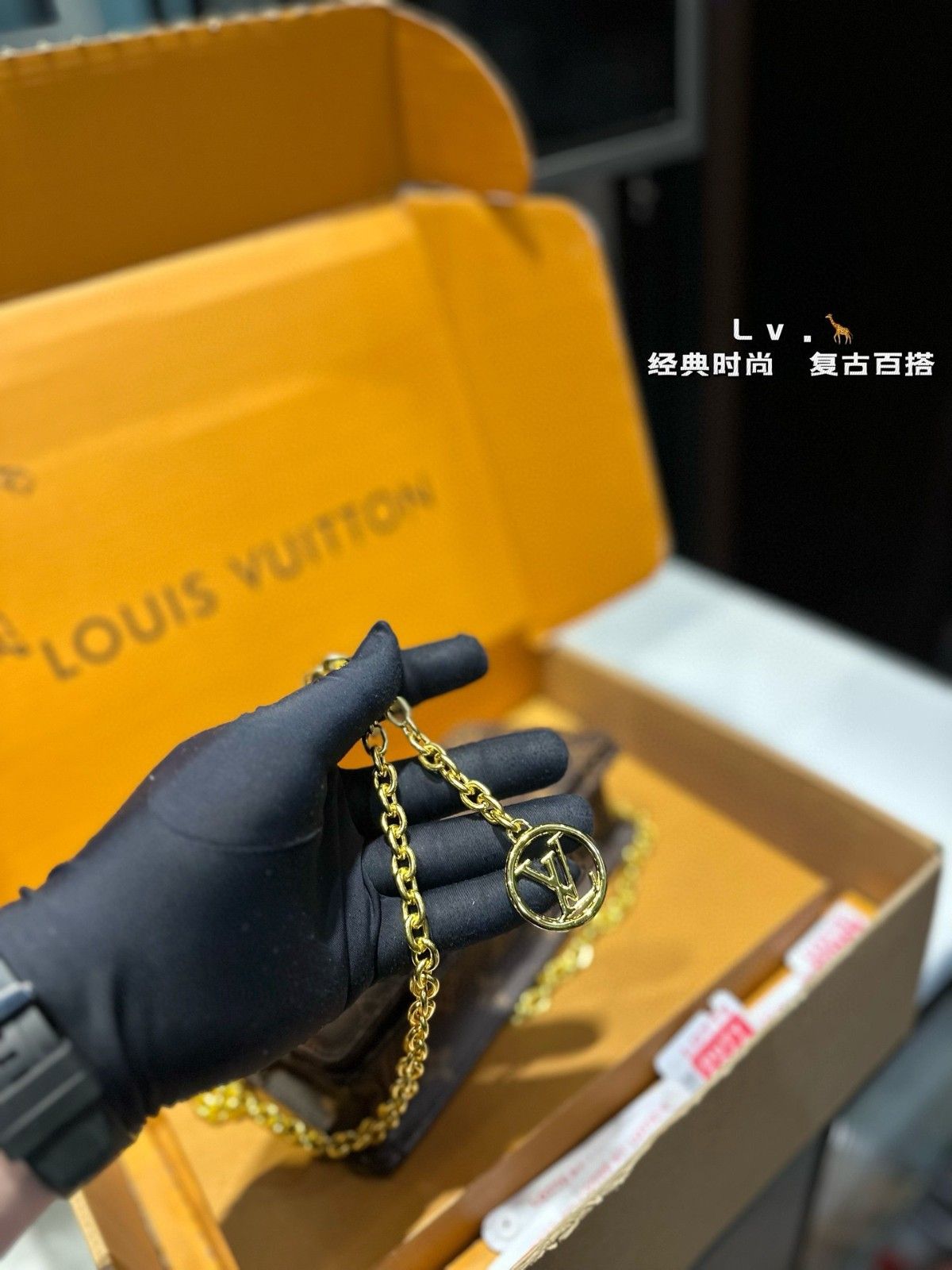 ルイヴィトン Lv Wallet On Chain Lily チェーンバッグ 可愛い A29423