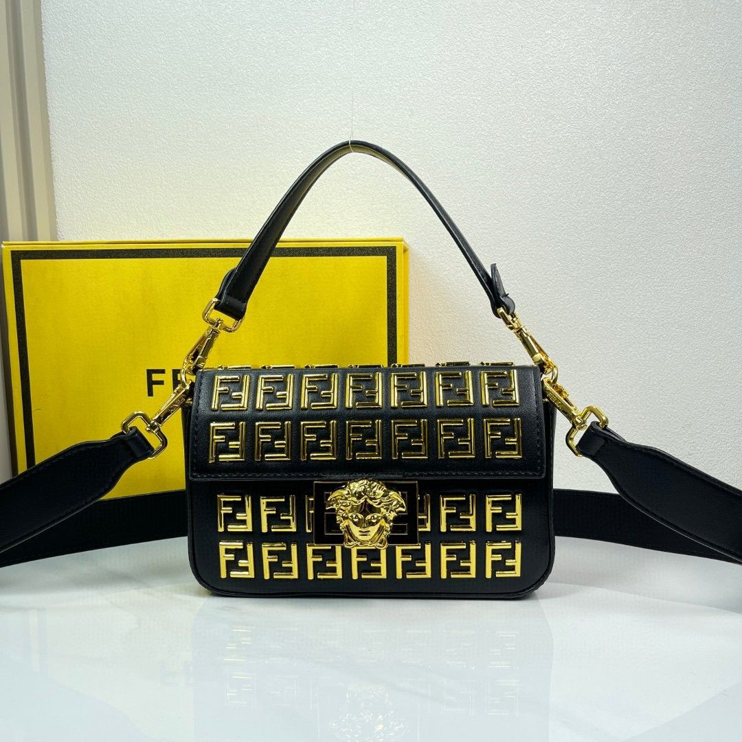 フェンディ Versace Medusa Baguetteミニハンドバッグ A29494