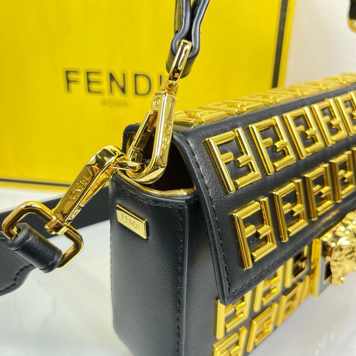 フェンディ Versace Medusa Baguetteミニハンドバッグ A29494