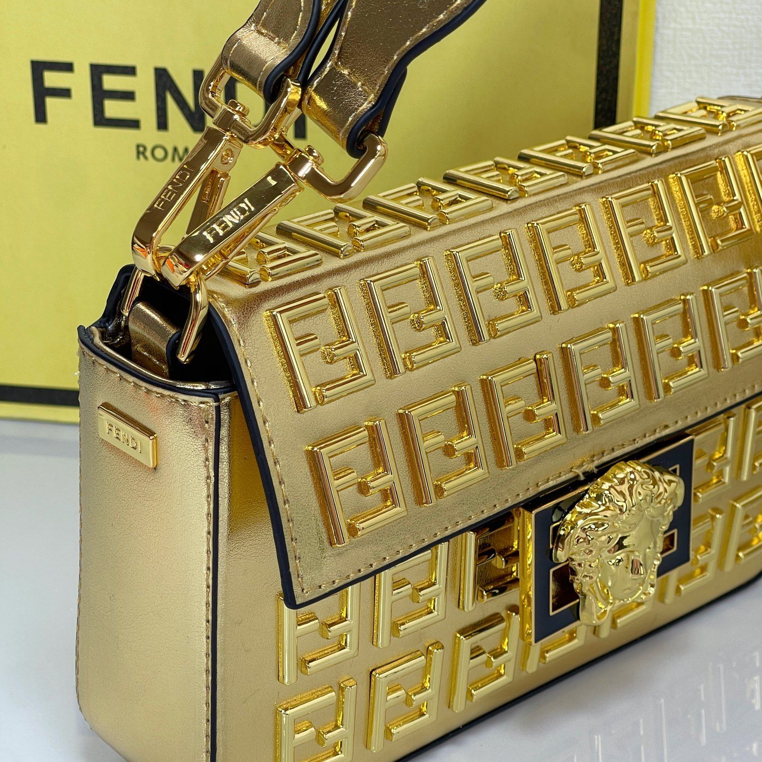 フェンディ Versace Medusa Baguetteミニハンドバッグ A29494