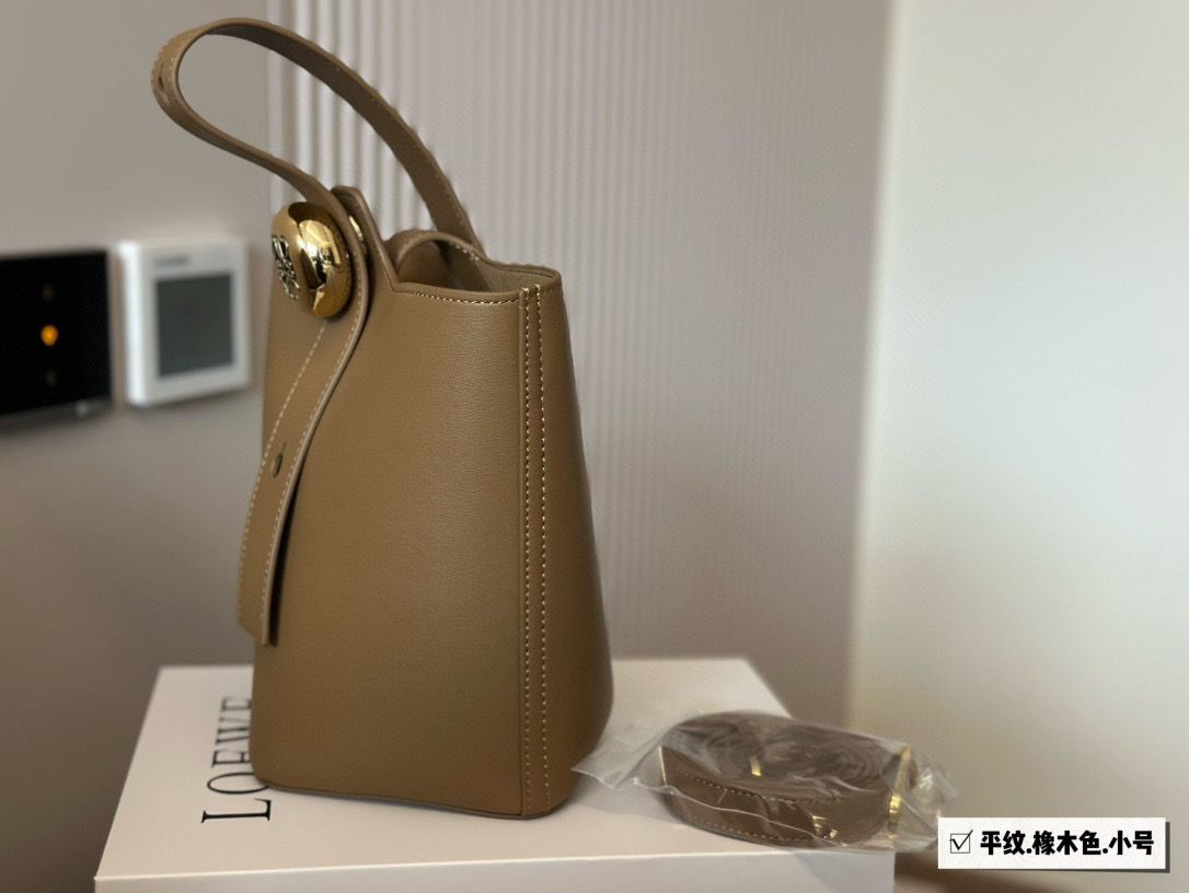 ロエベ loewe pebble バケットバッグ ミニ 高級感 A29675