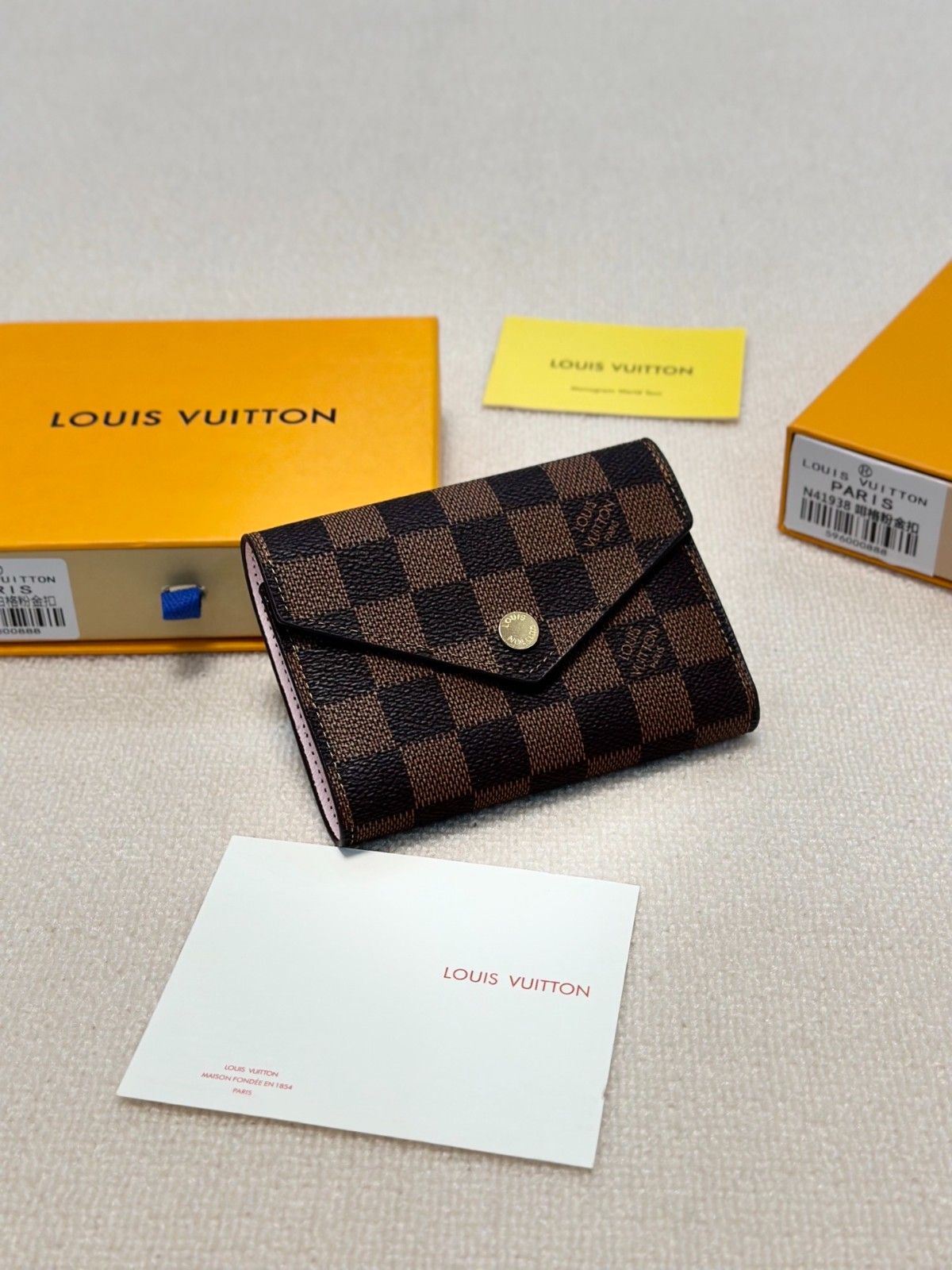 ルイヴィトン LV x YK Victorine短財布 モノグラム A29772