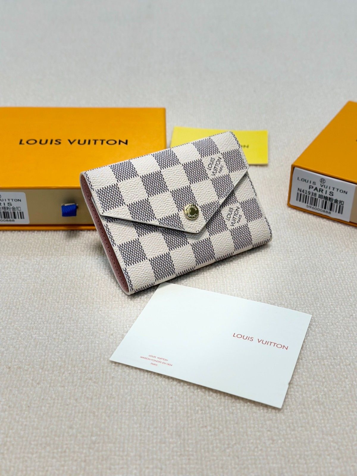 ルイヴィトン LV x YK Victorine短財布 モノグラム A29772