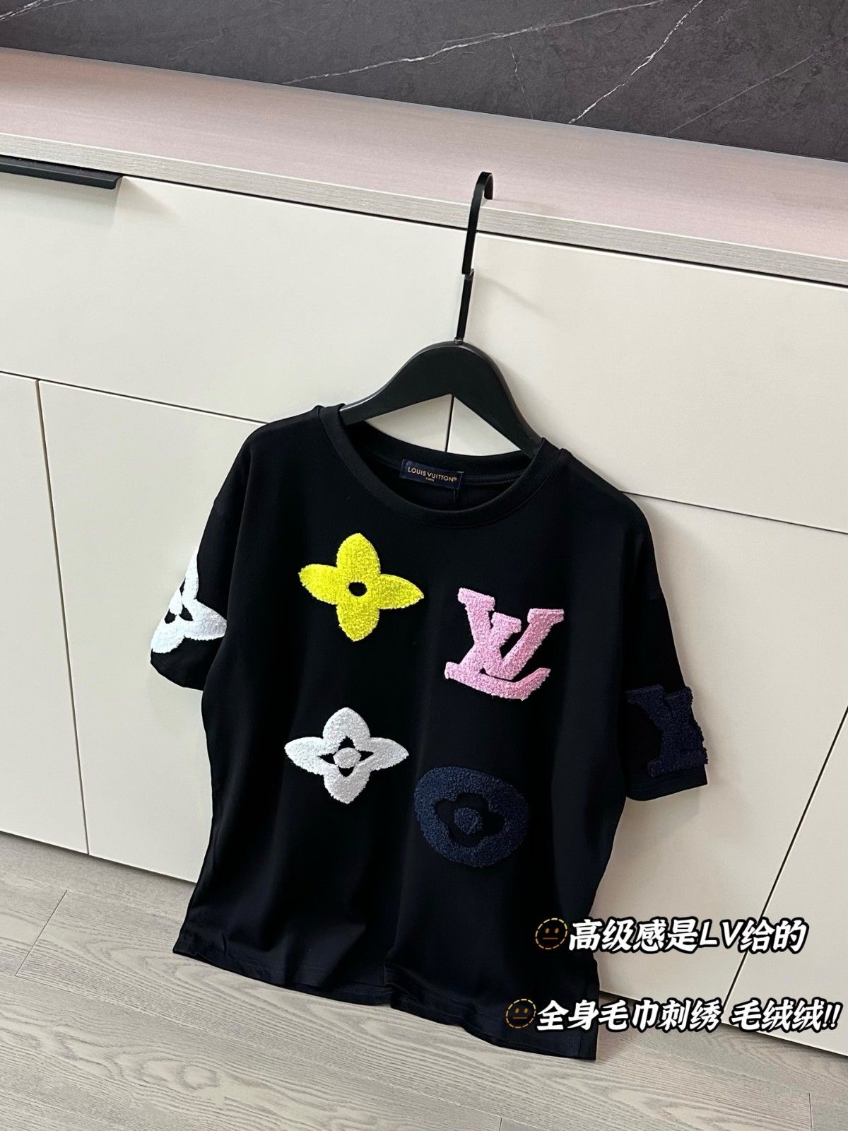 ルイヴィトン Tシャツ 刺繍 高級感 A29913