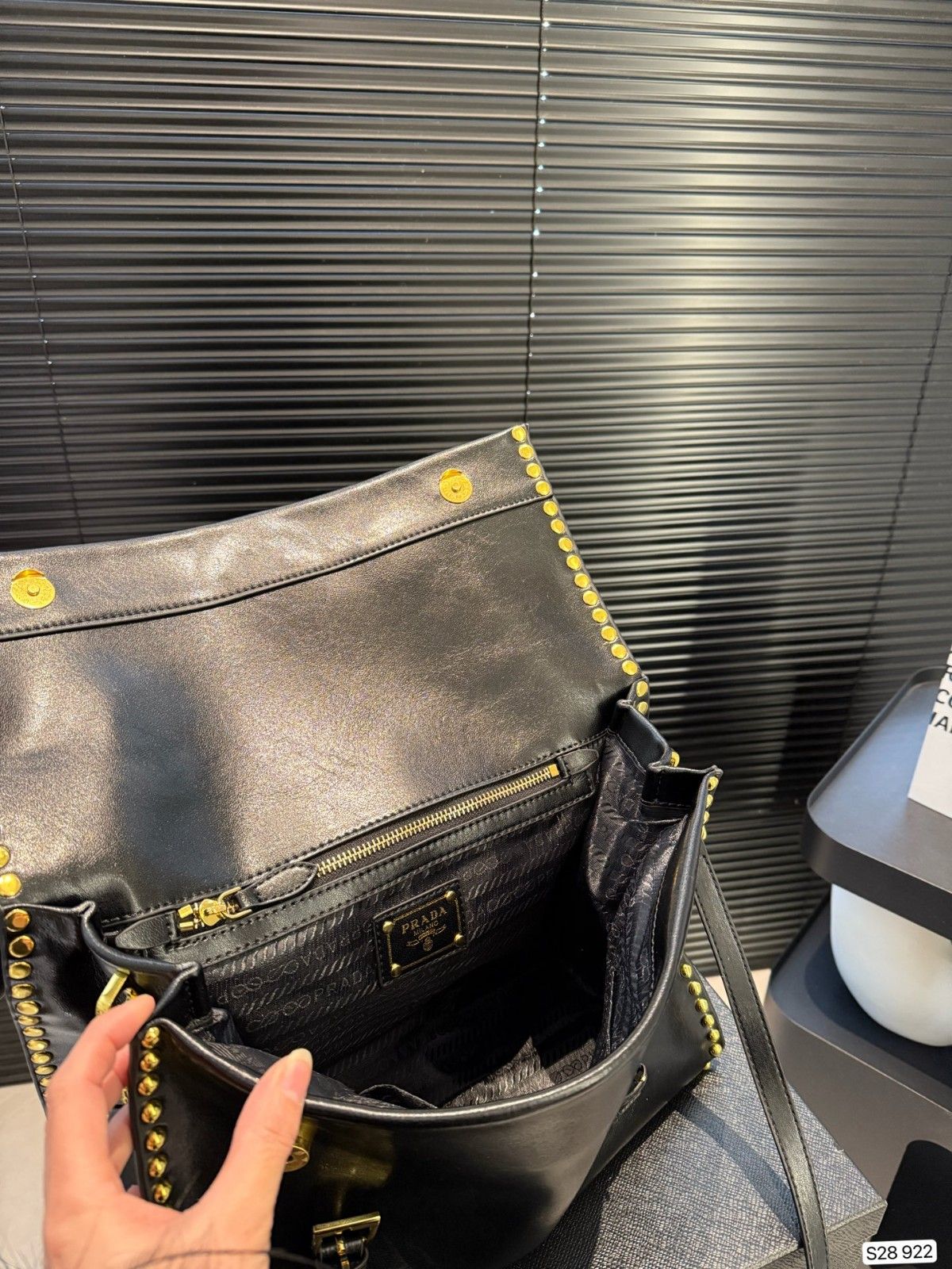 プラダ ショルダーバッグ 高品質 オシャレ A29981