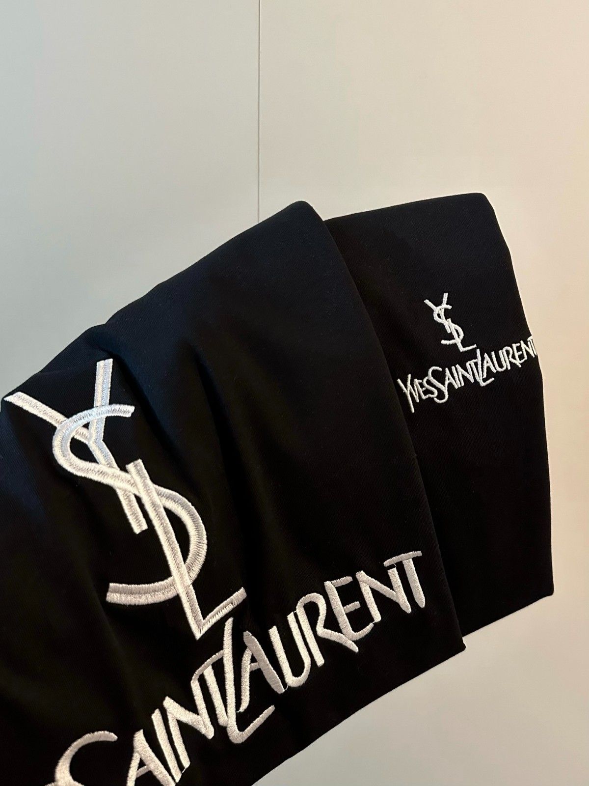 サンローランの 刺繍が施された高級ブラック半袖Tシャツ A30060