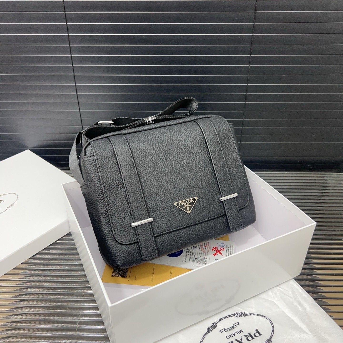 プラダ メッセンジャーバッグ 牛革 ショルダーバッグ メンズ A30163