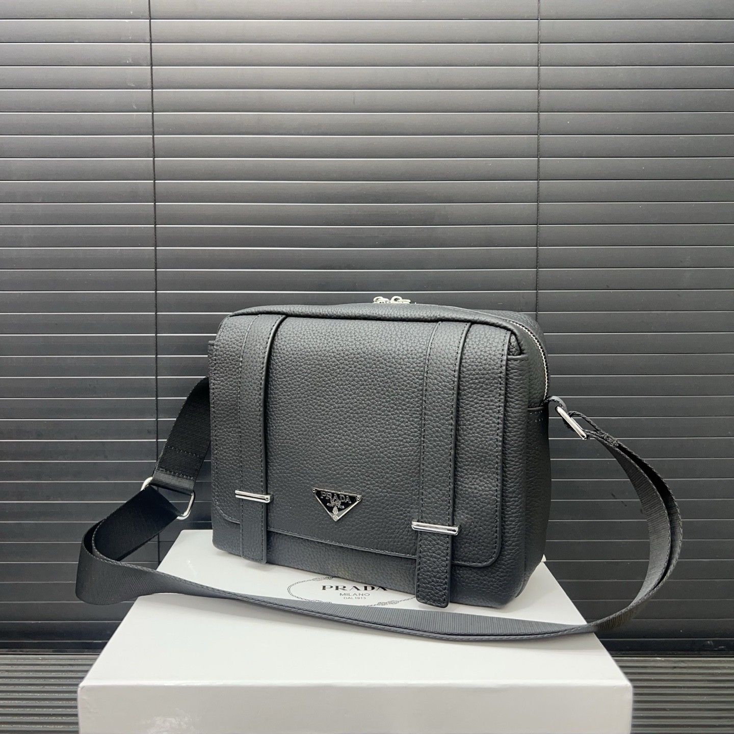 プラダ メッセンジャーバッグ 牛革 ショルダーバッグ メンズ A30163