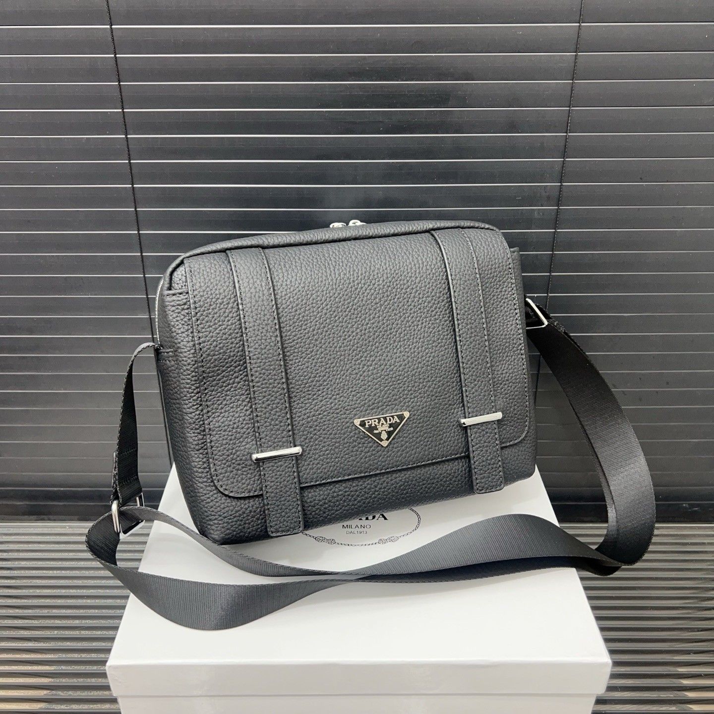 プラダ メッセンジャーバッグ 牛革 ショルダーバッグ メンズ A30163
