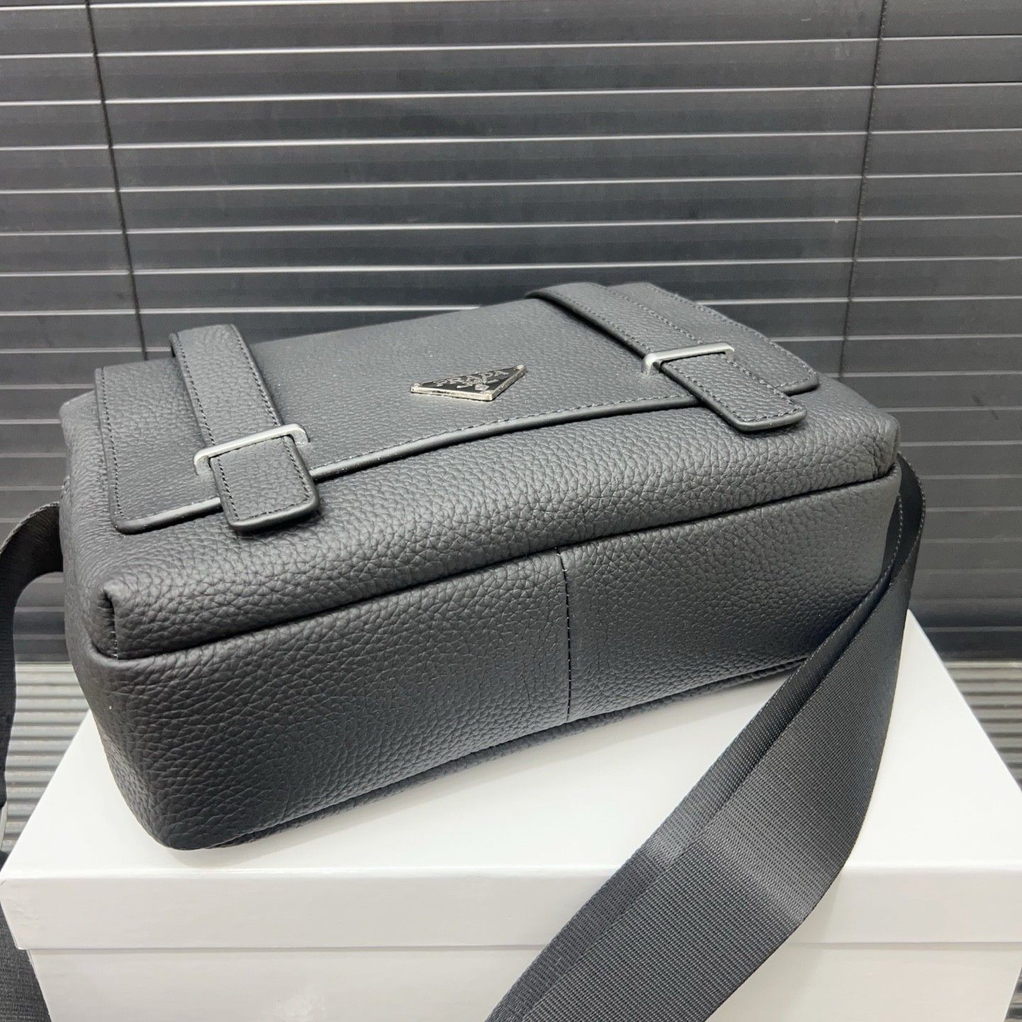 プラダ メッセンジャーバッグ 牛革 ショルダーバッグ メンズ A30163