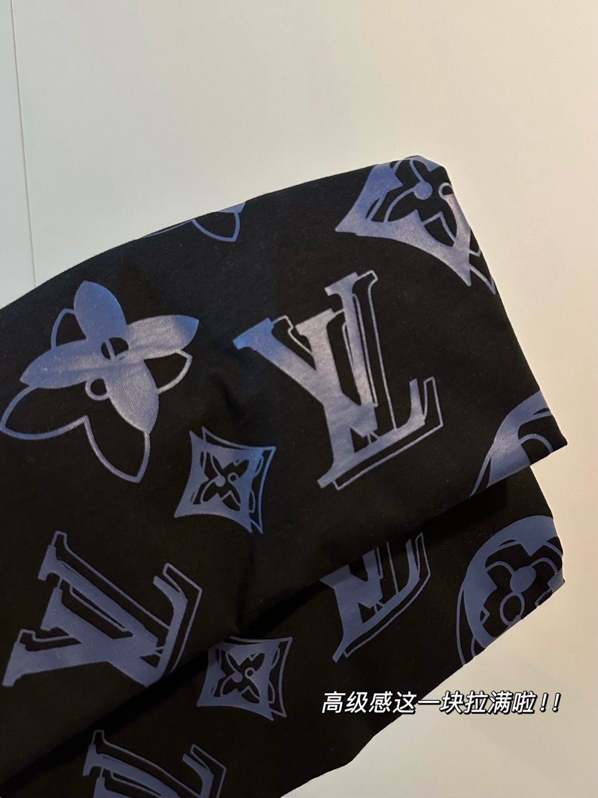 ルイヴィトン 半袖Tシャツ  All black 高級感 A30204