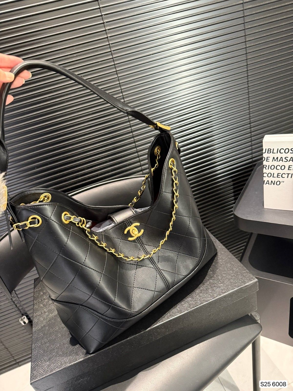 シャネル トートバッグ 高級感 クラシックなデザイン A30290