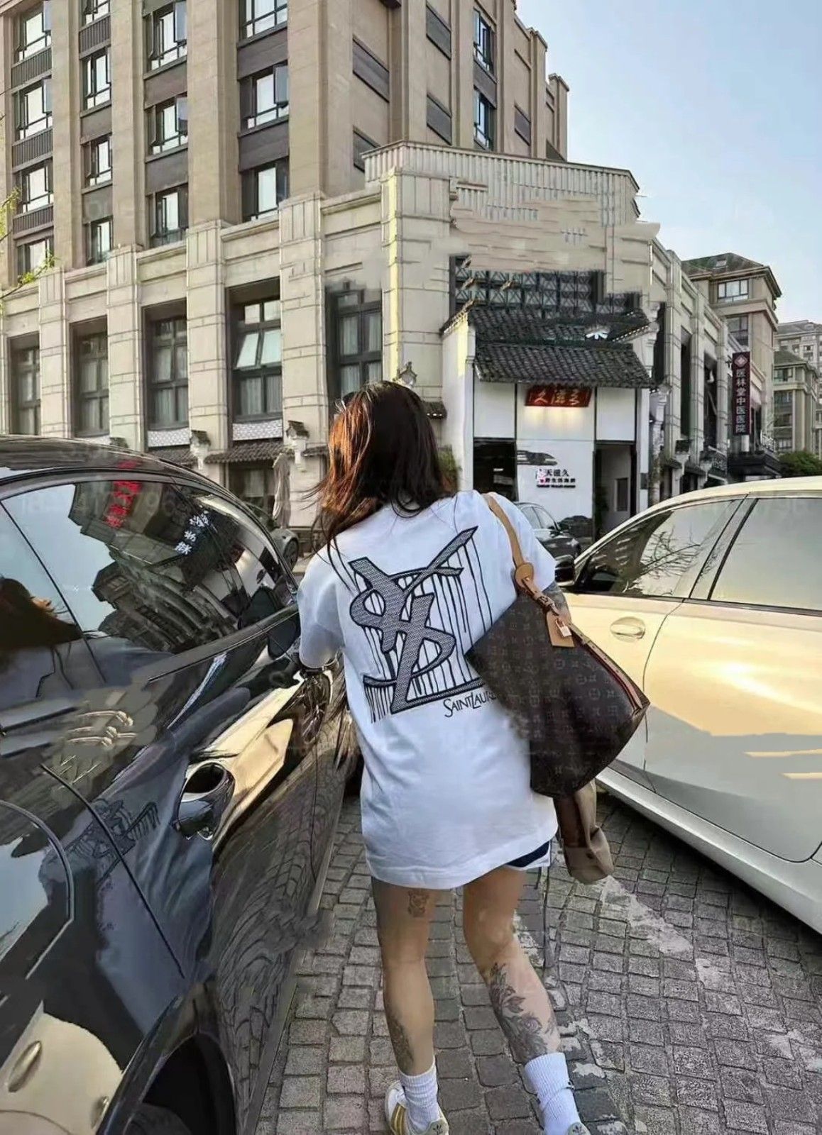 イヴ・サンローラン 半袖Tシャツ 刺繍が施された A30295