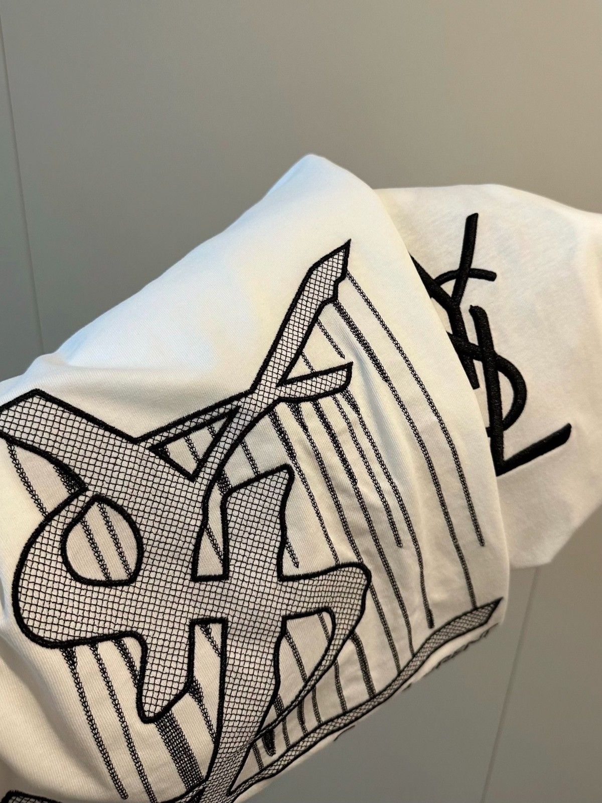 イヴ・サンローラン 半袖Tシャツ 刺繍が施された A30295