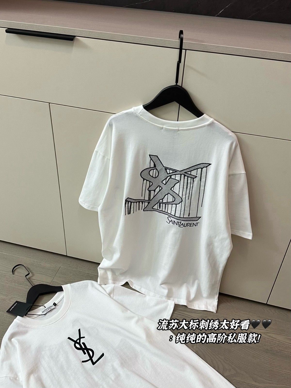 イヴ・サンローラン 半袖Tシャツ 刺繍が施された A30295