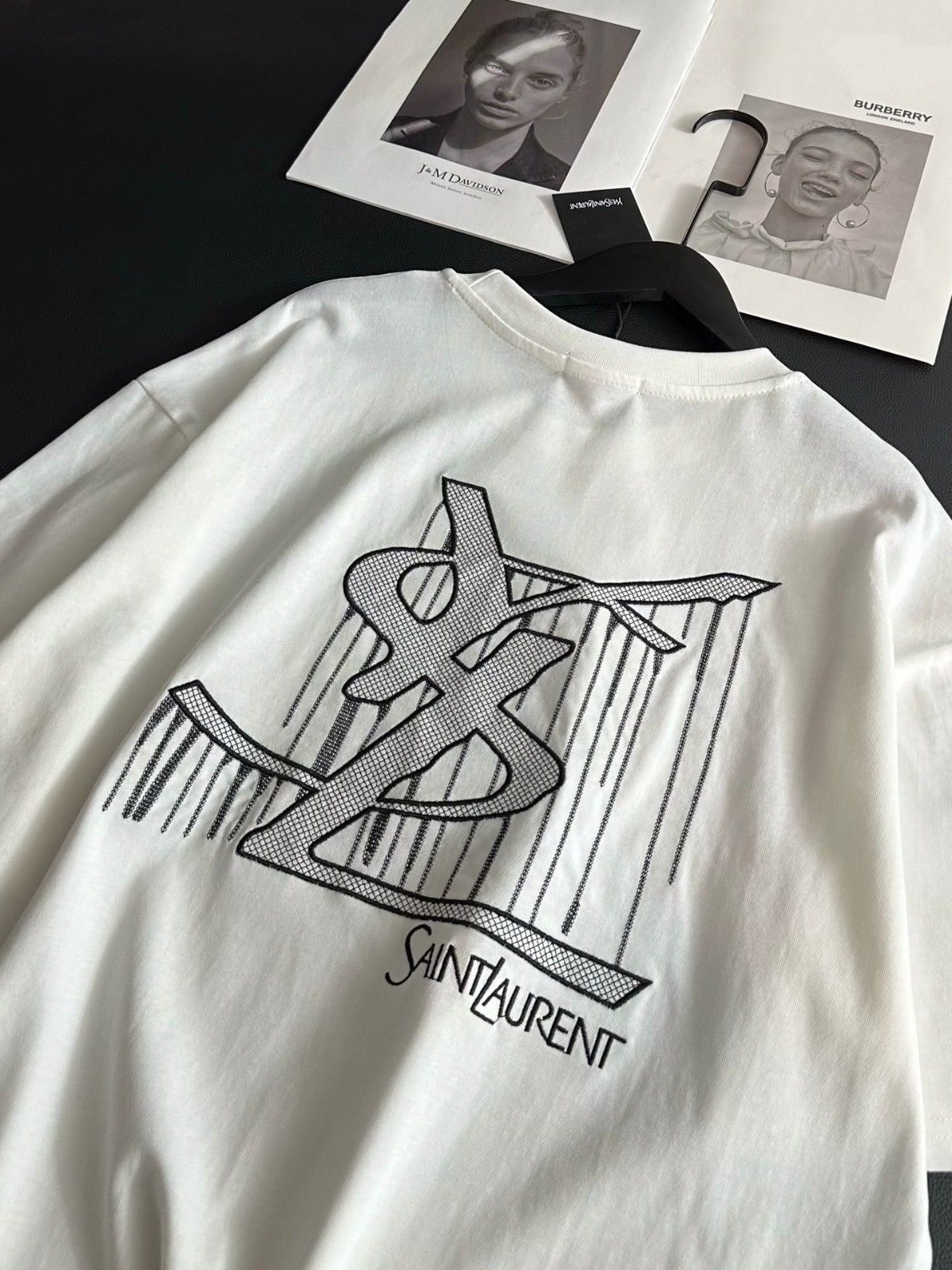 イヴ・サンローラン 半袖Tシャツ 刺繍が施された A30295