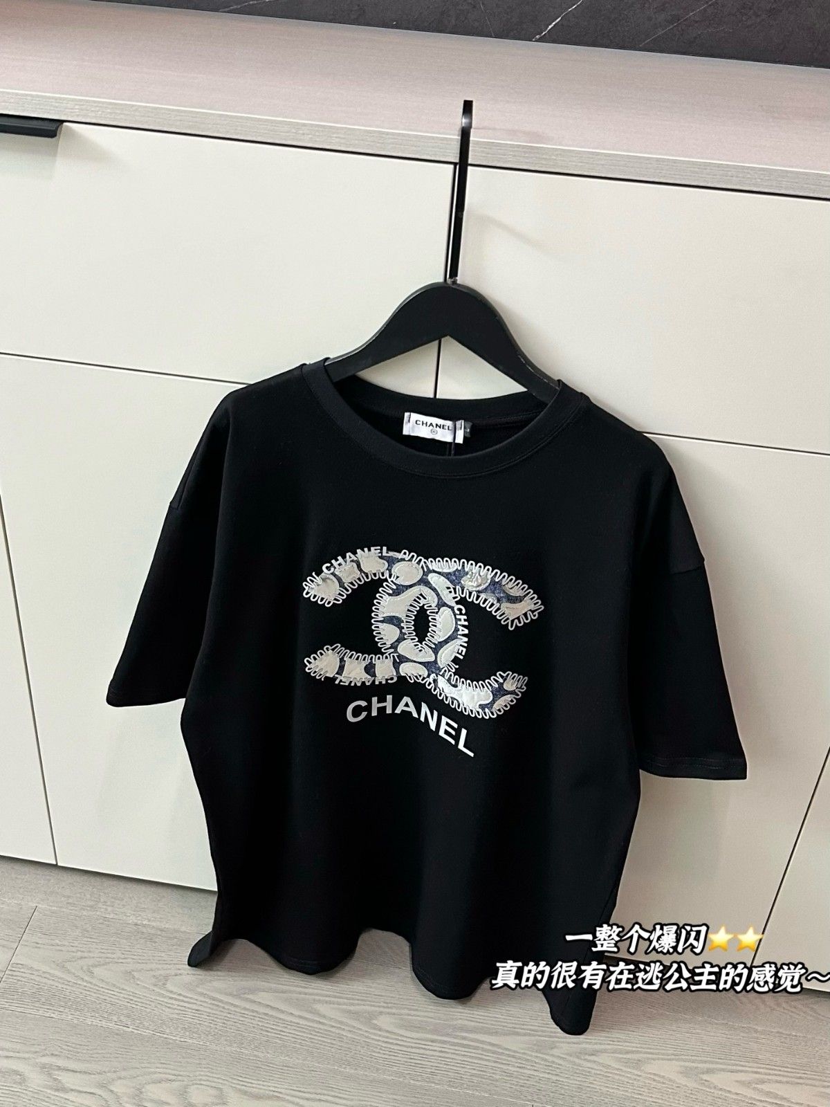 シャネル 半袖Tシャツ スパンコールデニムロゴ刺繍 可愛い A30344