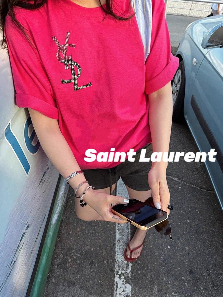 イヴ・サンローラン 半袖Tシャツ ダイヤモンドロゴ入り ローズレッド A30345