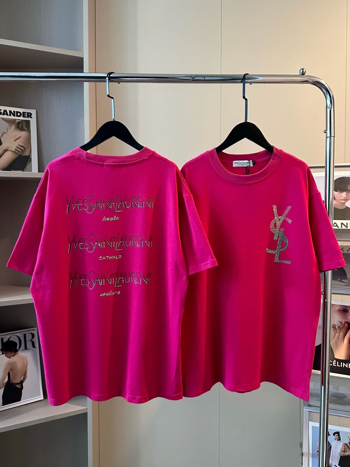 イヴ・サンローラン 半袖Tシャツ ダイヤモンドロゴ入り ローズレッド A30345