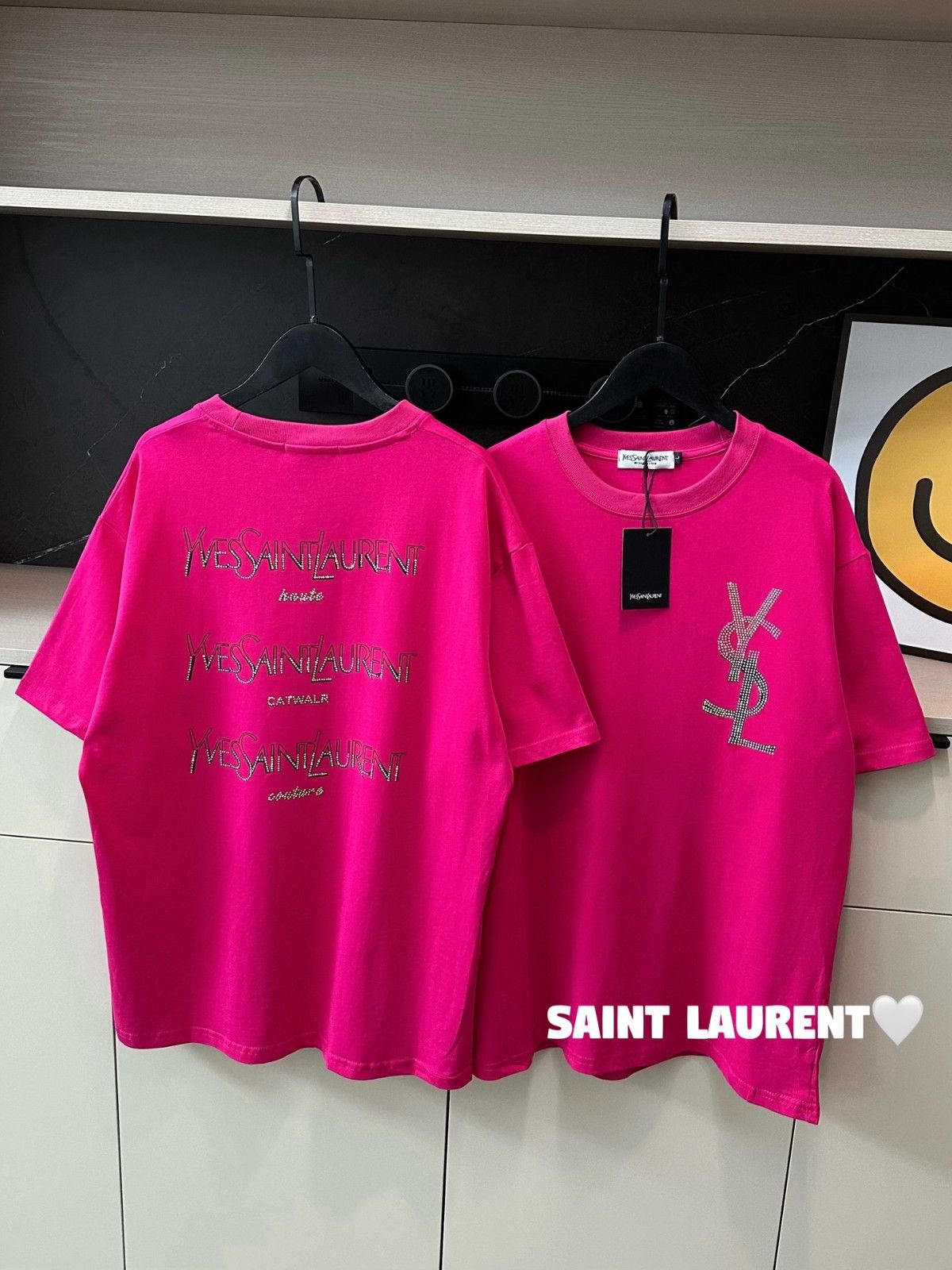 イヴ・サンローラン 半袖Tシャツ ダイヤモンドロゴ入り ローズレッド A30345