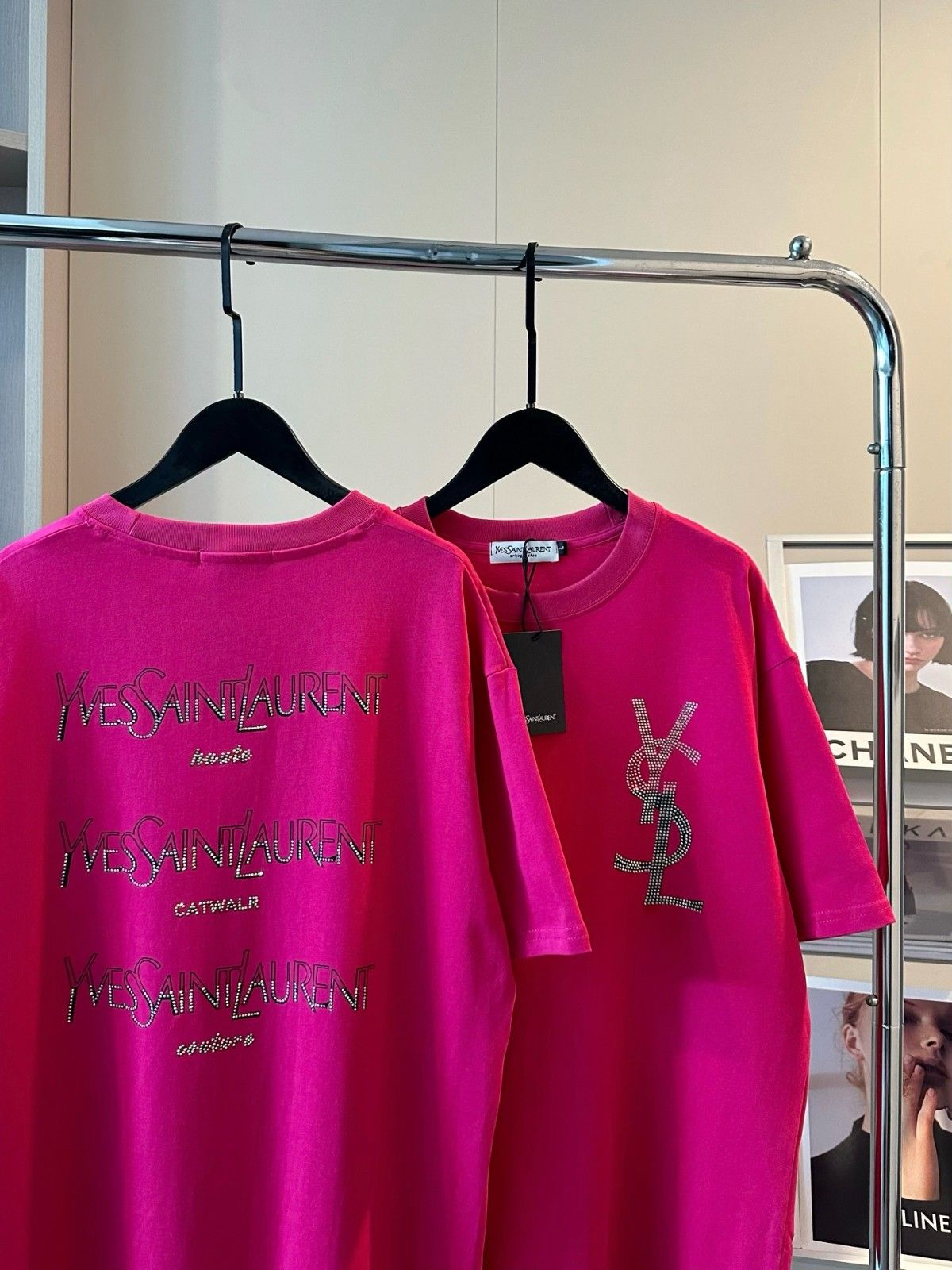 イヴ・サンローラン 半袖Tシャツ ダイヤモンドロゴ入り ローズレッド A30345