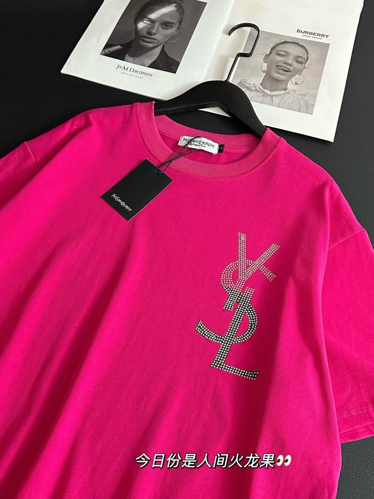 イヴ・サンローラン 半袖Tシャツ ダイヤモンドロゴ入り ローズレッド A30345