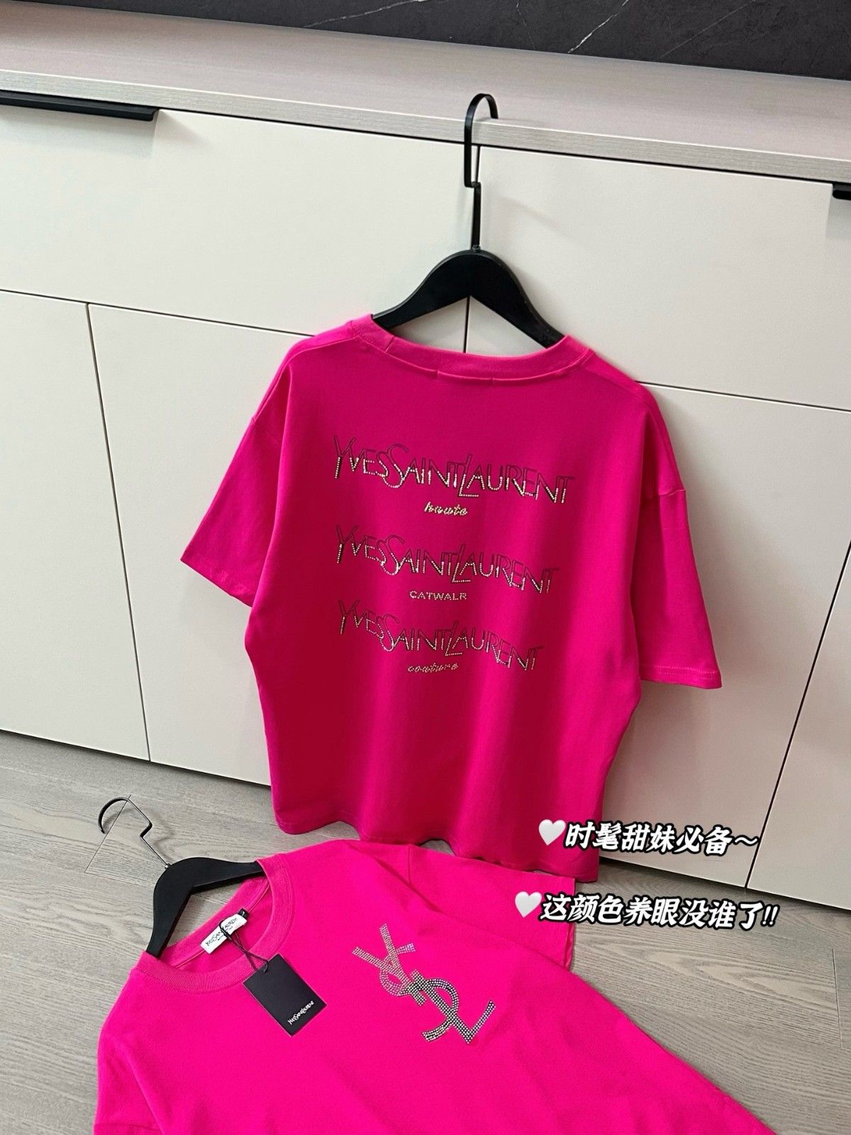 イヴ・サンローラン 半袖Tシャツ ダイヤモンドロゴ入り ローズレッド A30345