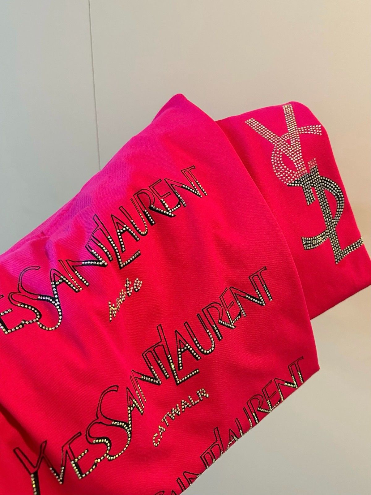 イヴ・サンローラン 半袖Tシャツ ダイヤモンドロゴ入り ローズレッド A30345