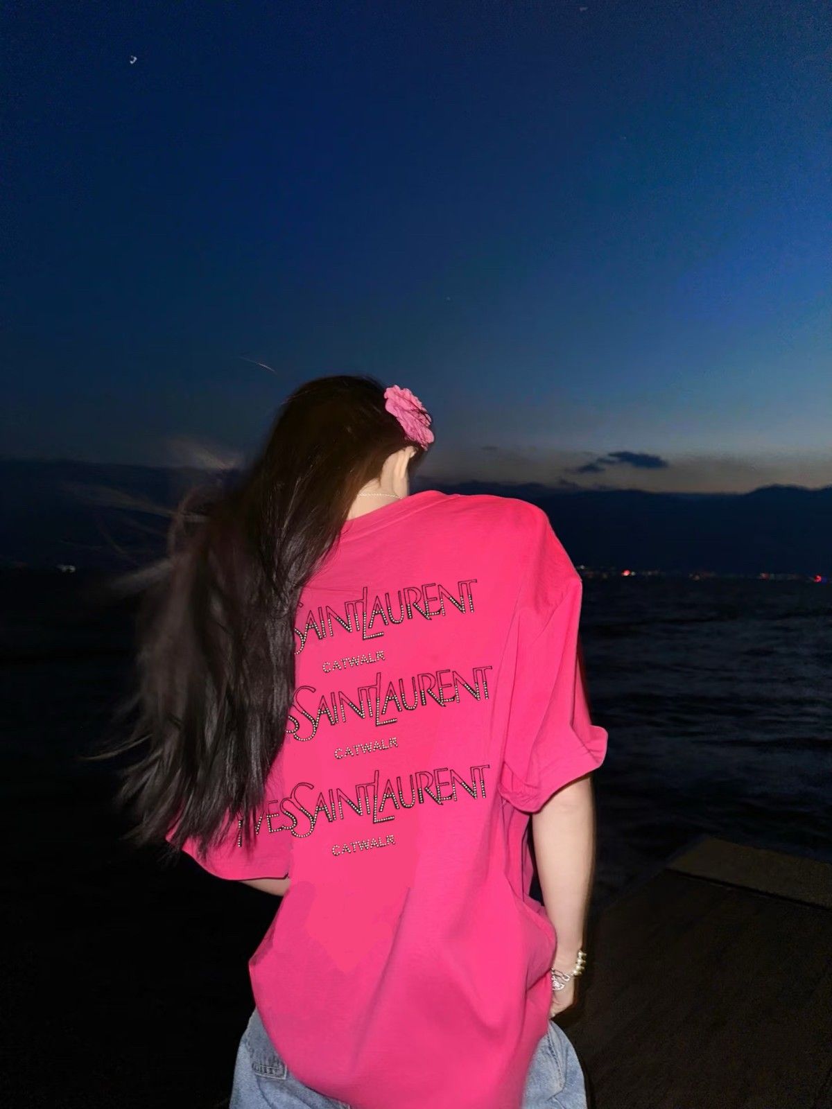 イヴ・サンローラン 半袖Tシャツ ダイヤモンドロゴ入り ローズレッド A30345
