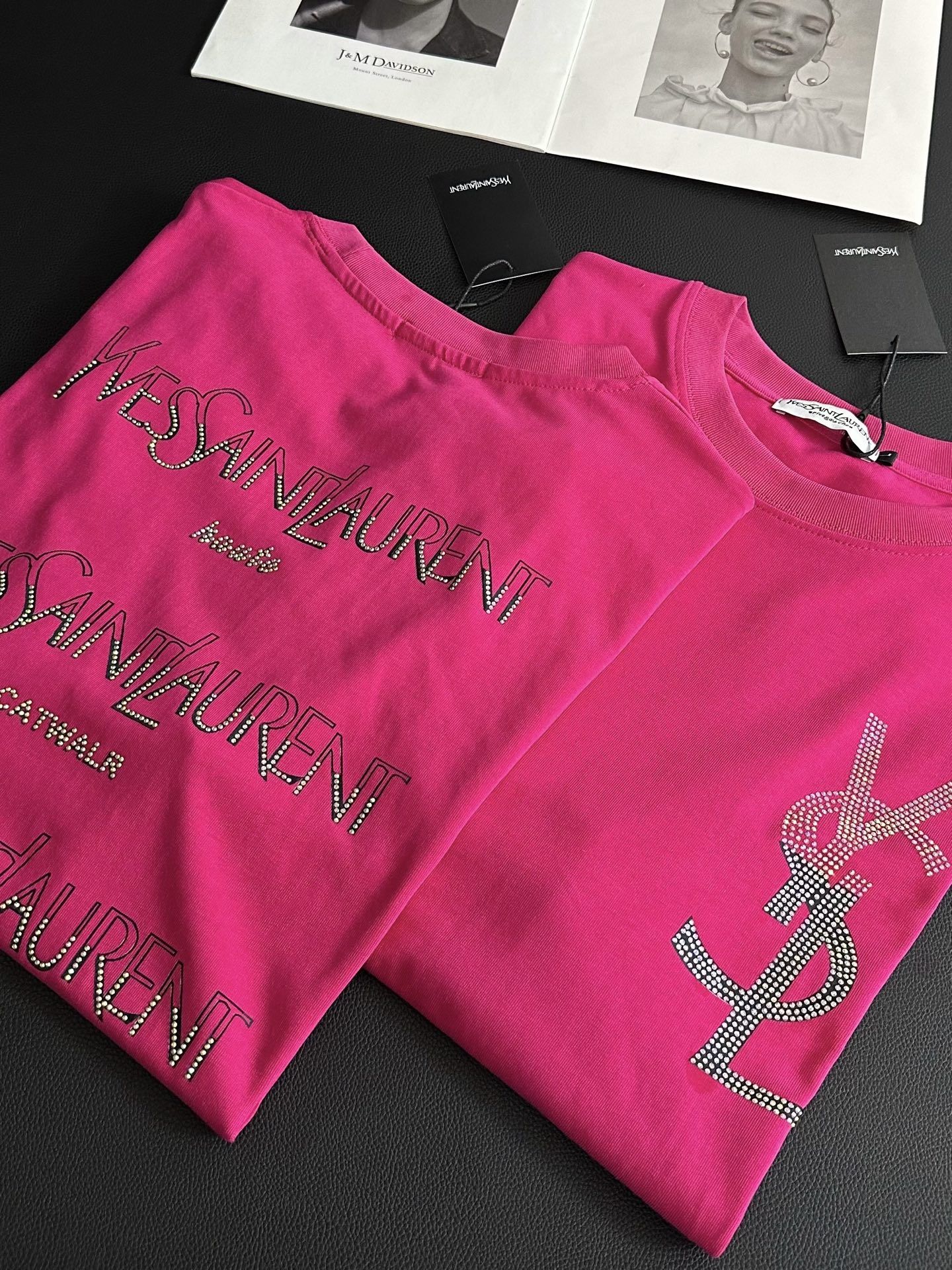 イヴ・サンローラン 半袖Tシャツ ダイヤモンドロゴ入り ローズレッド A30345