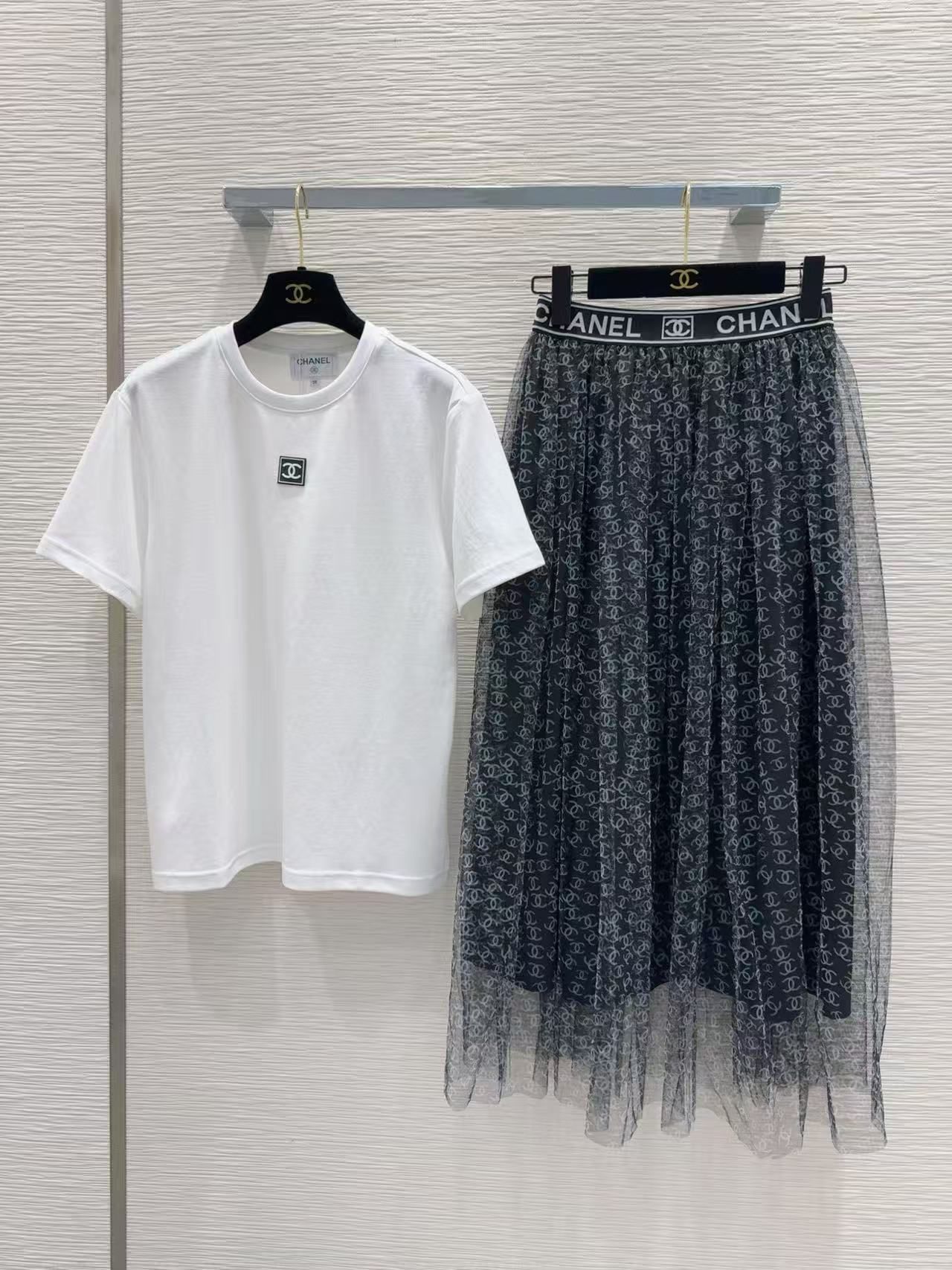シャネル セットアップ ホワイトの半袖Tシャツ+ロゴメッシュスカート A30373