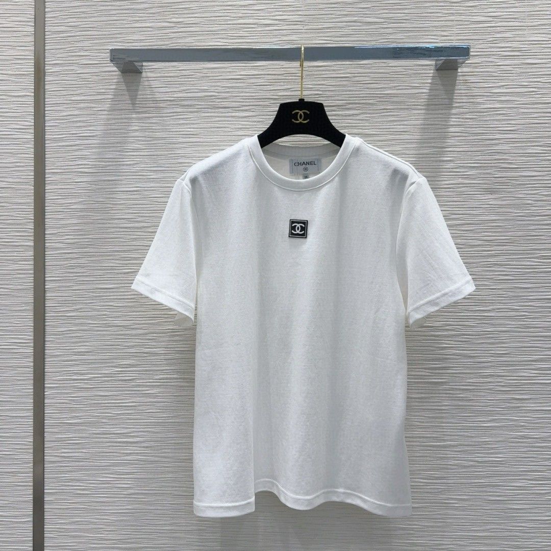 シャネル セットアップ ホワイトの半袖Tシャツ+ロゴメッシュスカート A30373