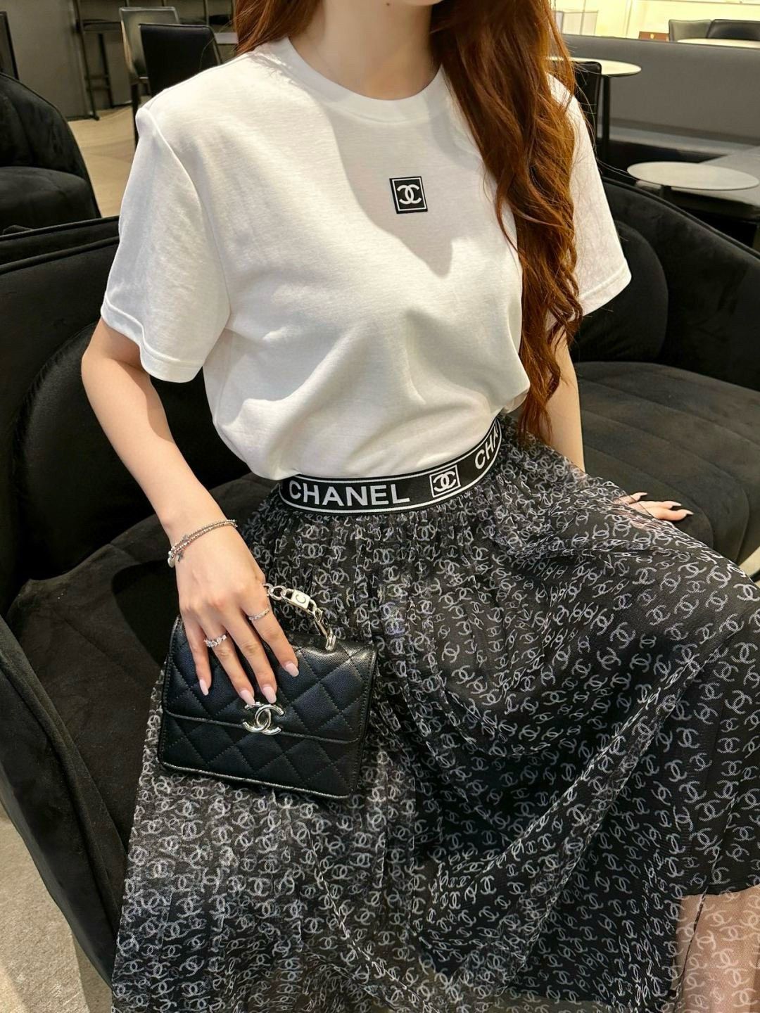 シャネル セットアップ ホワイトの半袖Tシャツ+ロゴメッシュスカート A30373