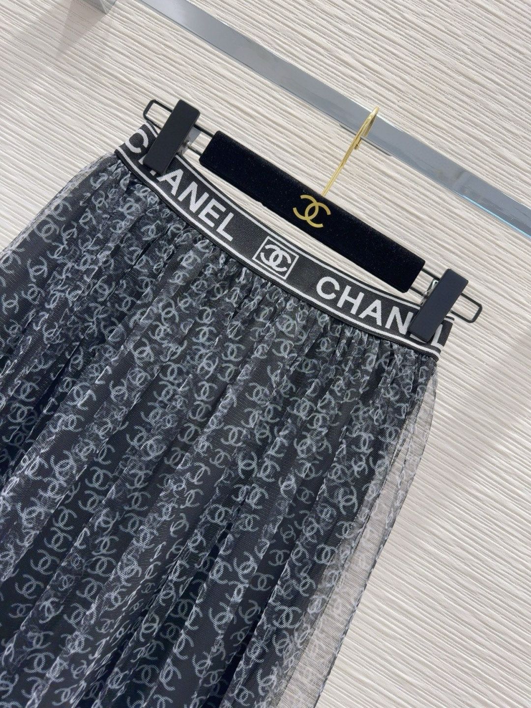 シャネル セットアップ ホワイトの半袖Tシャツ+ロゴメッシュスカート A30373