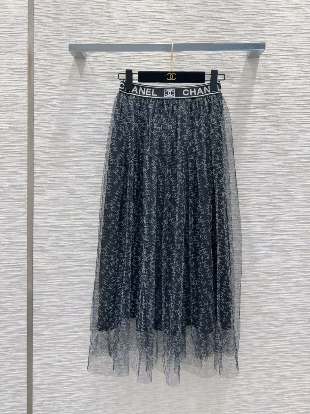 シャネル セットアップ ホワイトの半袖Tシャツ+ロゴメッシュスカート A30373