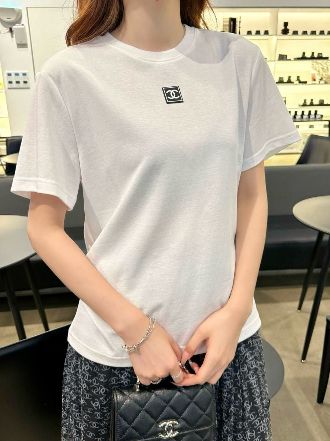 シャネル セットアップ ホワイトの半袖Tシャツ+ロゴメッシュスカート A30373