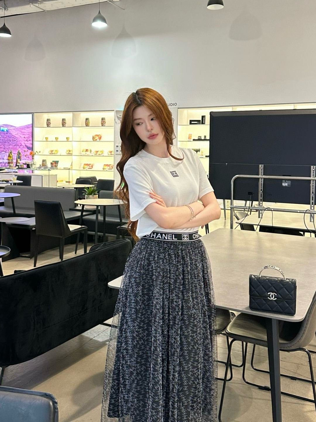シャネル セットアップ ホワイトの半袖Tシャツ+ロゴメッシュスカート A30373