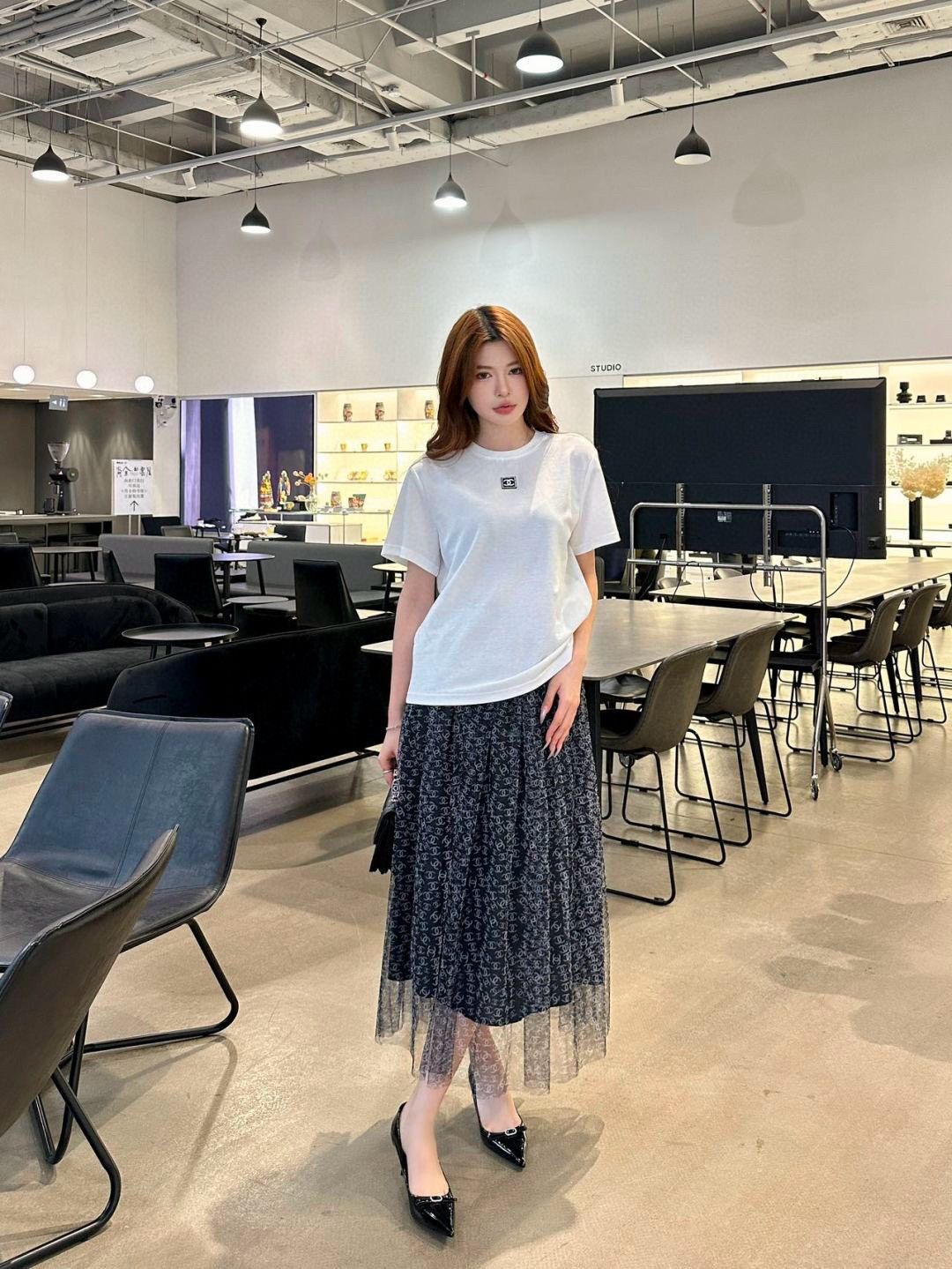 シャネル セットアップ ホワイトの半袖Tシャツ+ロゴメッシュスカート A30373