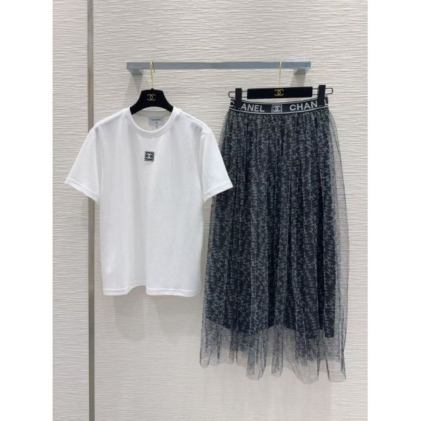 シャネル セットアップ ホワイトの半袖Tシャツ+ロゴメッシュスカート A30373