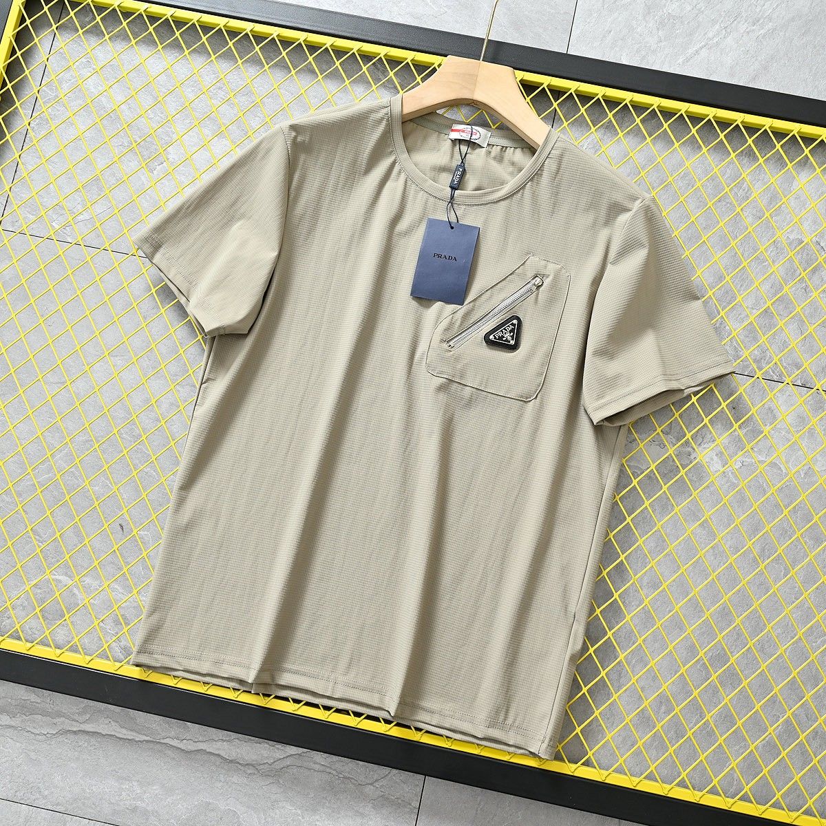 プラダ 半袖tシャツ シンプル カジュアル A30377
