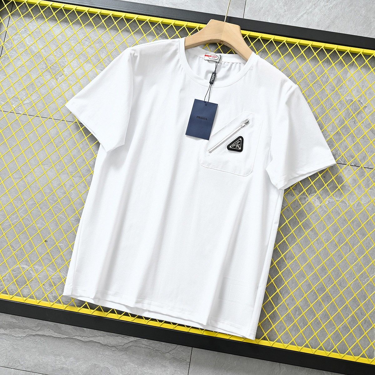 プラダ 半袖tシャツ シンプル カジュアル A30377