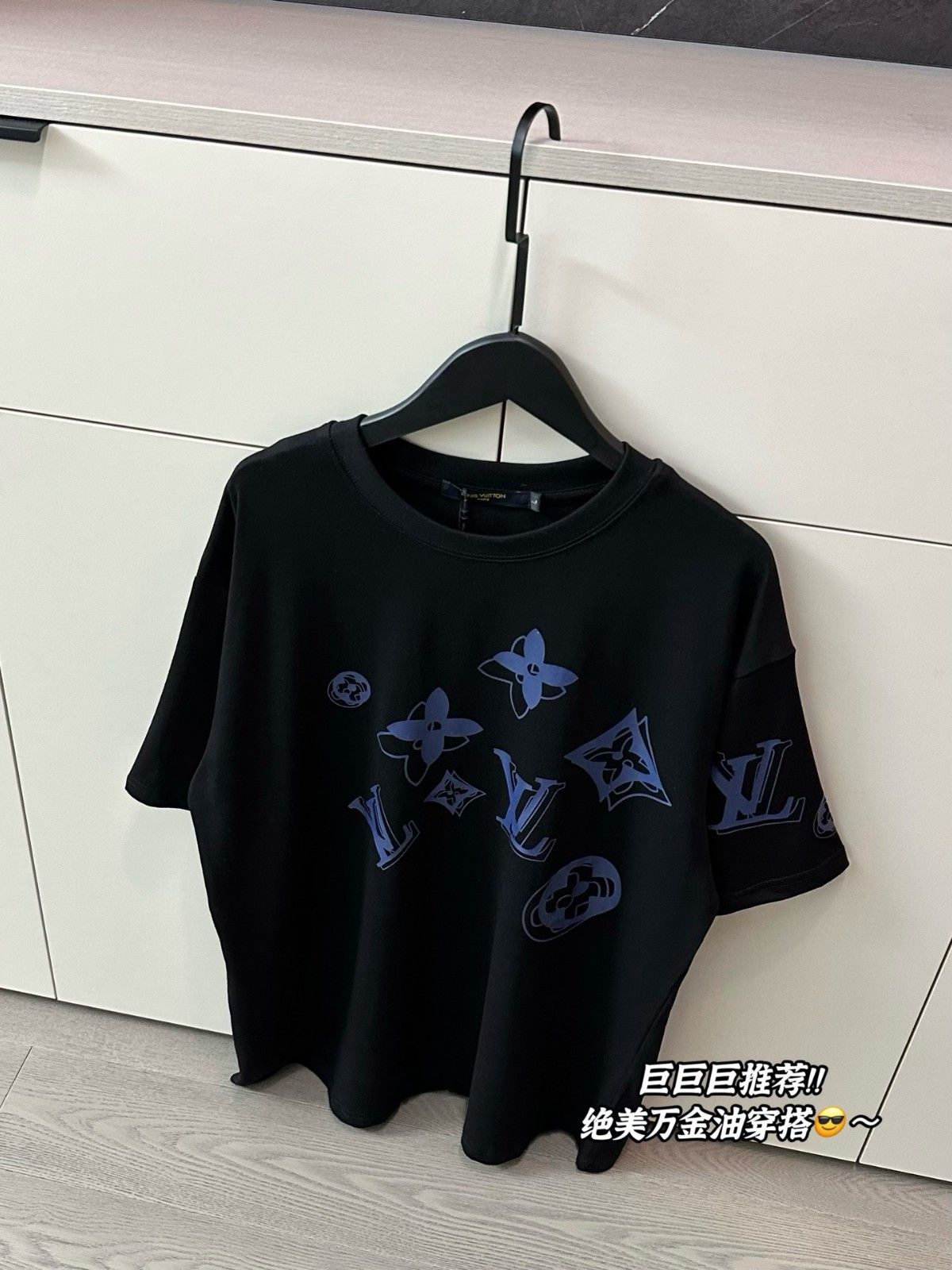 ルイヴィトン 半袖tシャツ ブラック 高級感 A30391