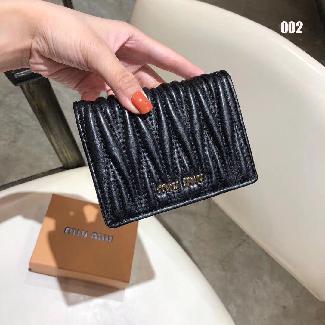 ミュウミュウ 短財布 レザー 可愛い A30425