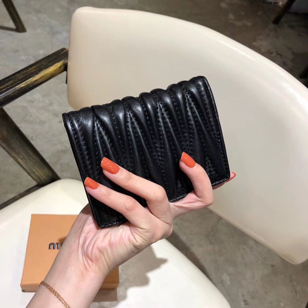 ミュウミュウ 短財布 レザー 可愛い A30425